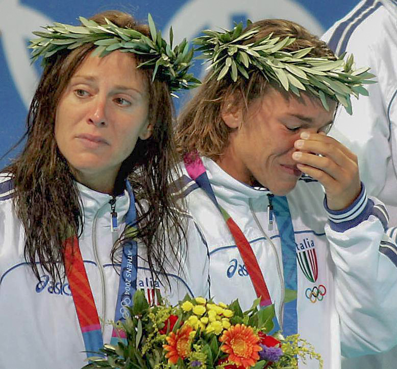 Martina Miceli e Silvia Bosurgi alla premiazione delle Olimpiadi di Atene 2004