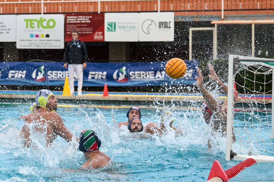 Il tiro di Andro Bitadze durante il derby contro il Telimar Palermo